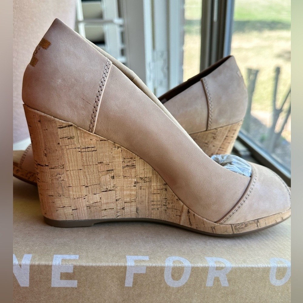 Toms Stella Nubuck Wedges NIB 8.5